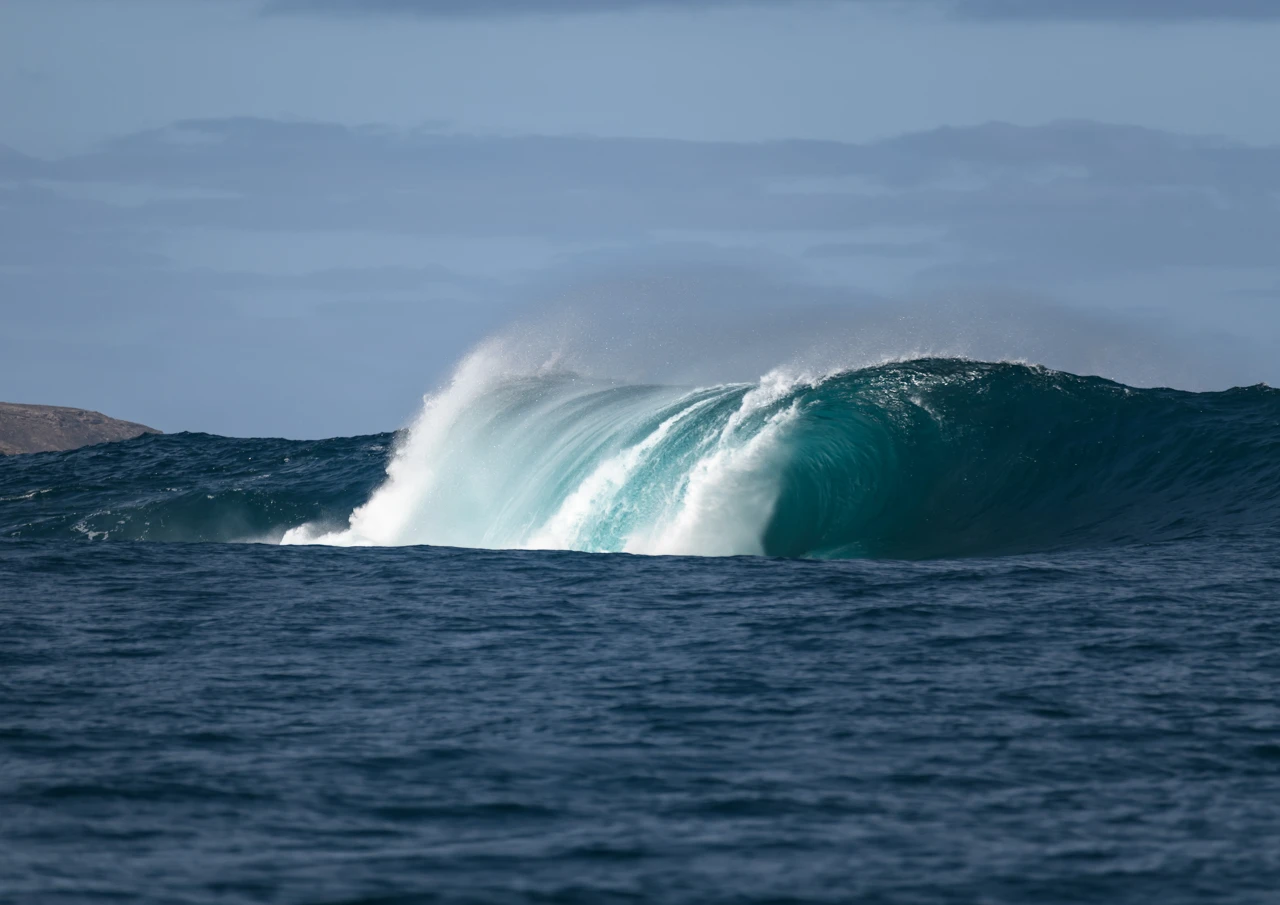 Deep ocean and Eames reef Deep ocean and reef