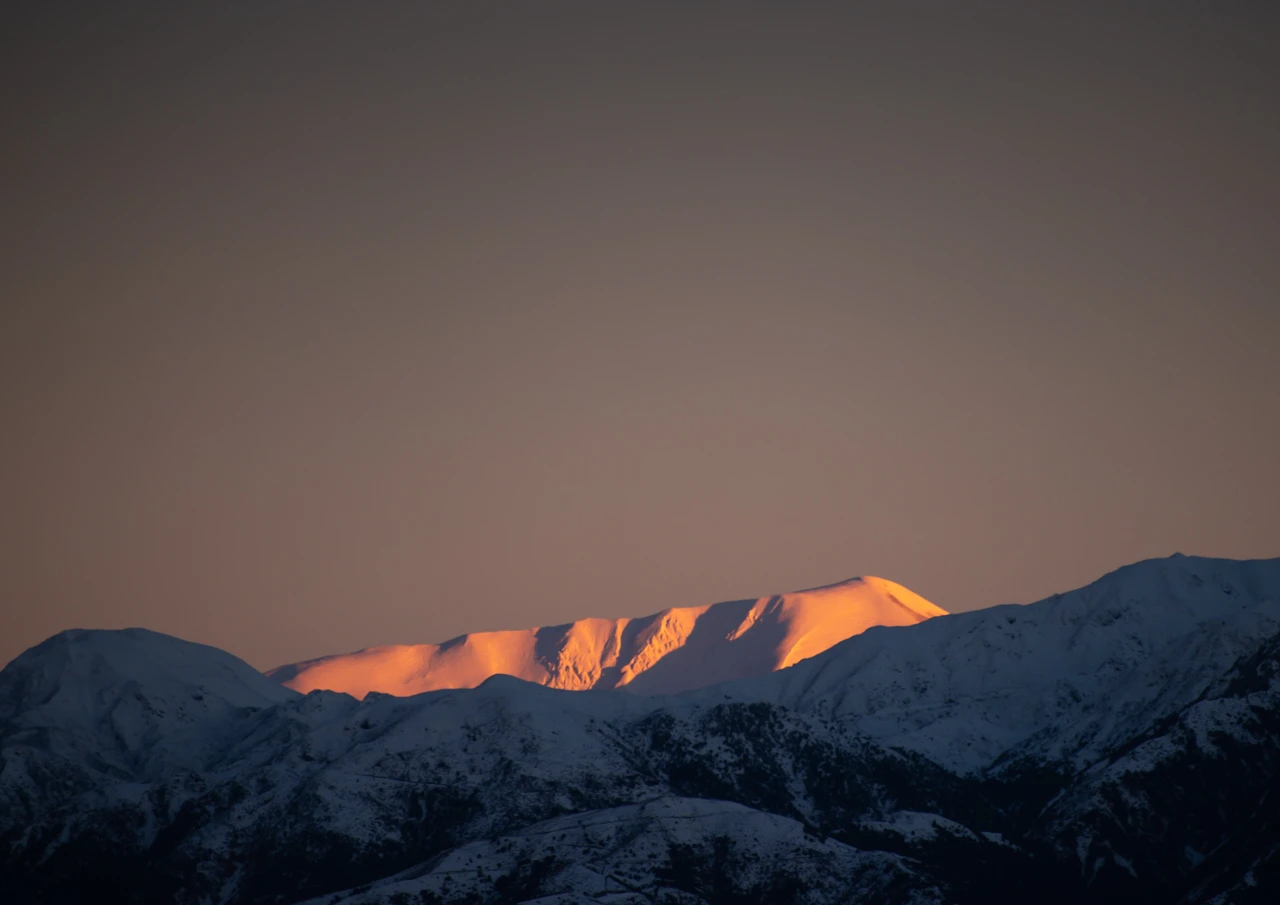 Kaikoura mountains and the sun sets on the snow