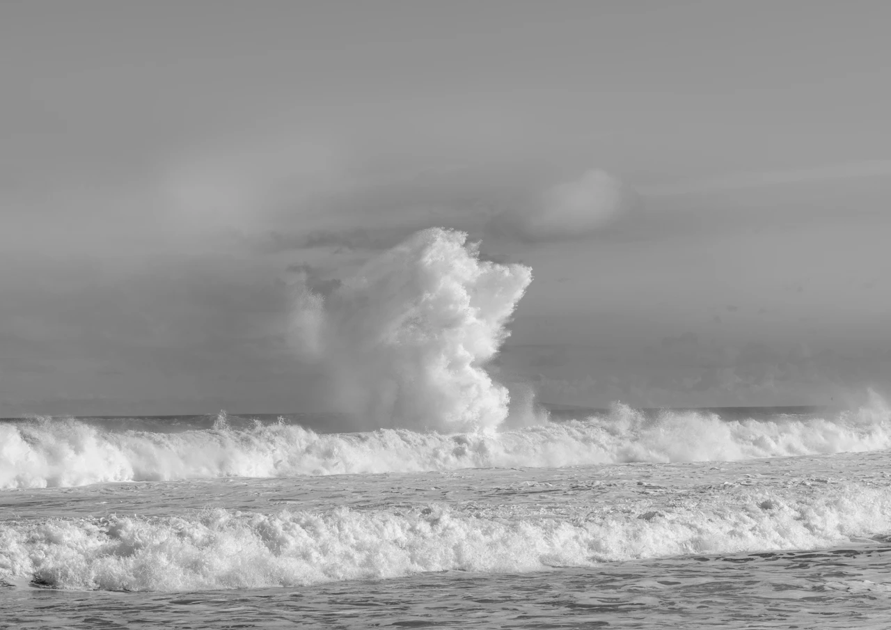 Wave springs up and makes a giant spray