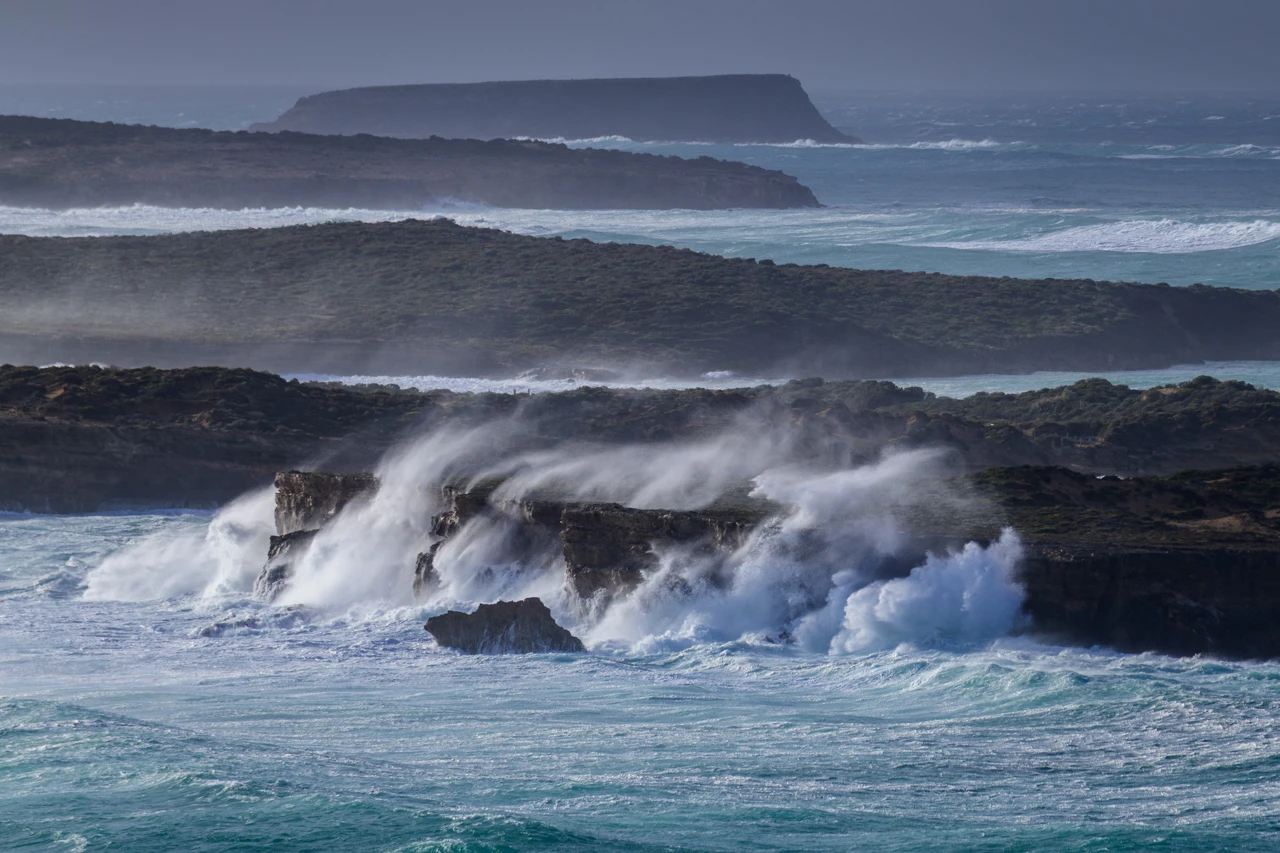 Wild weather at Pondalowie cliffs Innes National Park