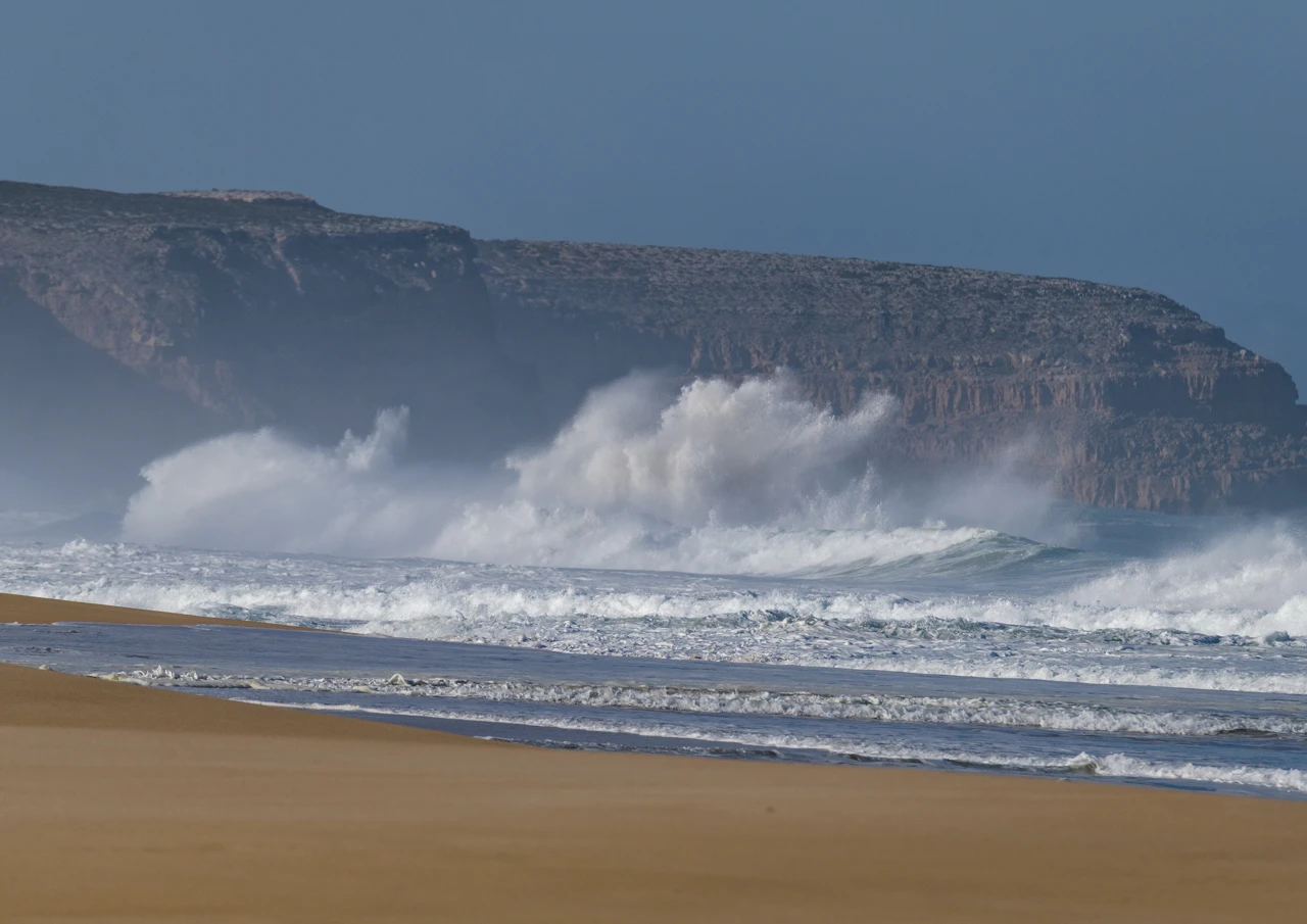 Spectacular big waves.
